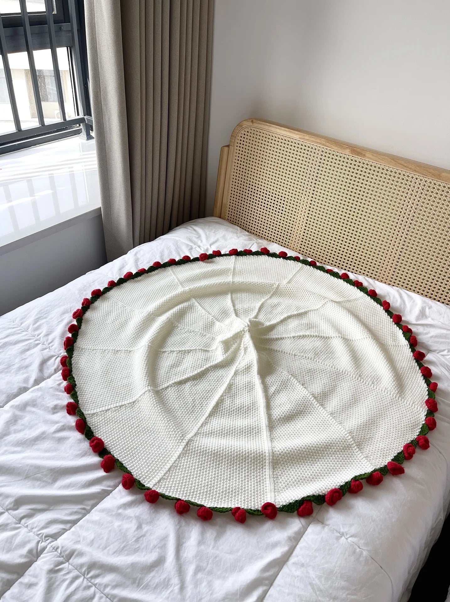 Red Rose Trim Circular Blanket