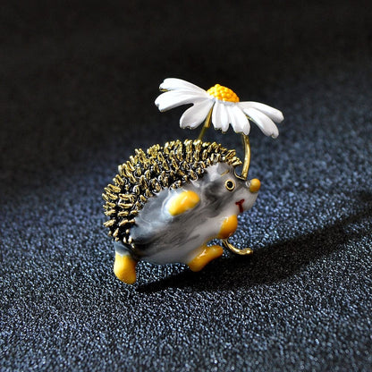 Hedgehog &amp; Daisy Brooch - Floral Fawna